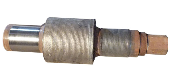 严格执行正确的轧辊堆焊工艺，是保证轧辊堆焊质量的好坏及成功与否的决定性因素。轧辊堆焊过程包括以下步骤